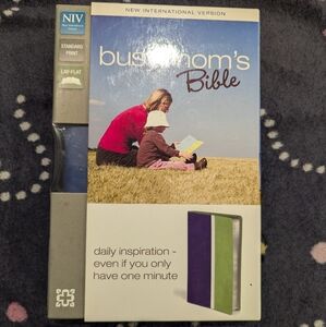 New Busy Mom's Bible blue and green NIV lay flat #93